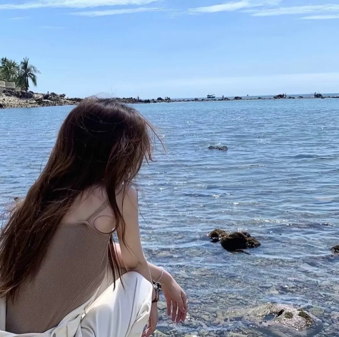 随盲柳入眠的女人